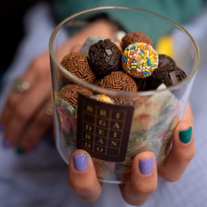 Frasco de minibrigadeiros de Primavera