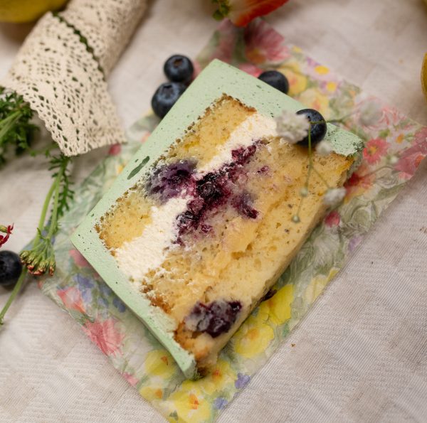 Minibolo de limão e mirtilos de Primavera